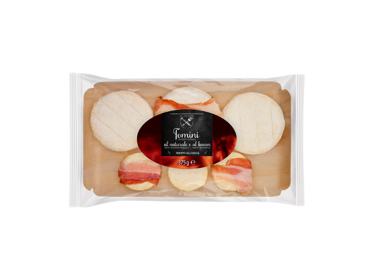 Round cheeses, some wrapped in bacon, packaged with the label 'Tomini al naturale e al bacon'.