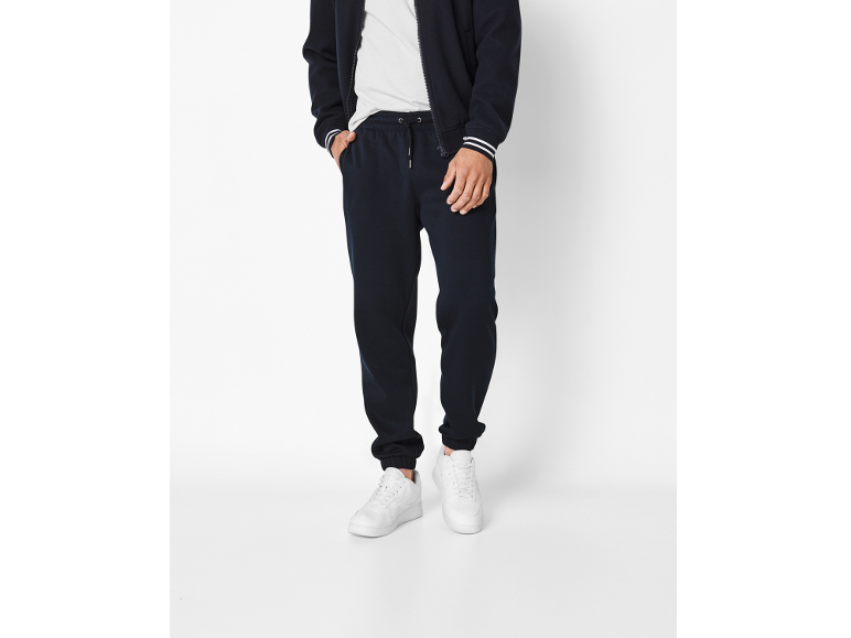 Man in dark blue tracksuit and white t-shirt.