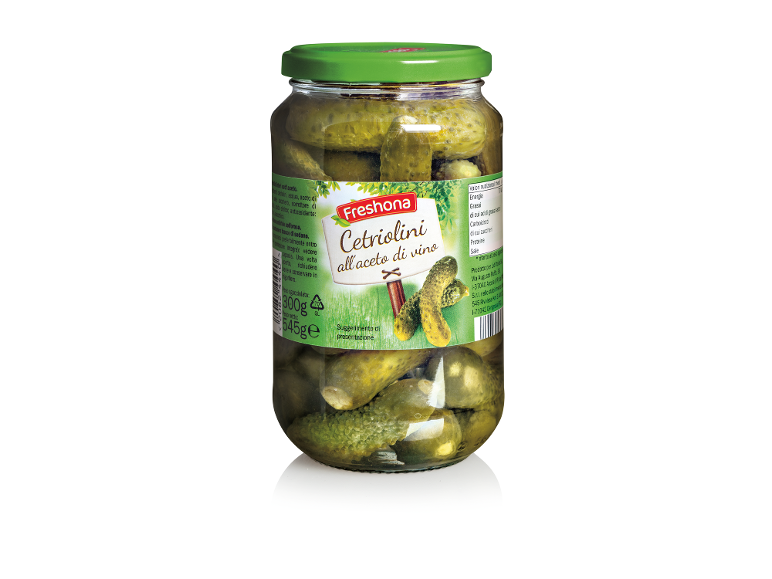A jar of gherkins in wine vinegar with a label reading 'Cetriolini all'aceto di vino'.