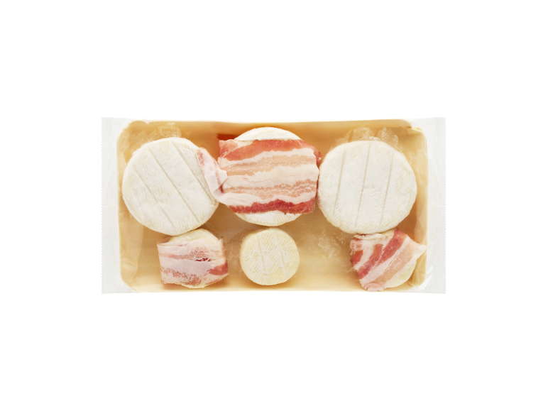 Round goat cheeses with and without bacon, vacuum-packed.