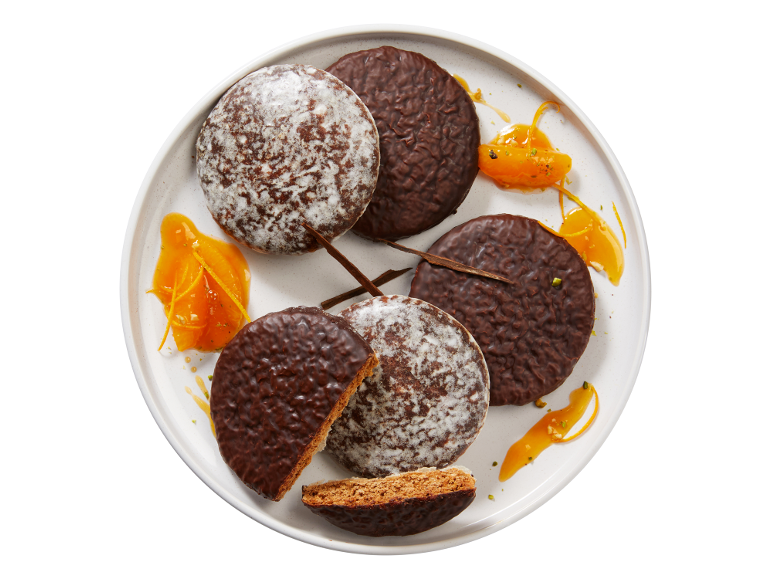 Gingerbread cookies with chocolate and powdered sugar, with orange marmalade.