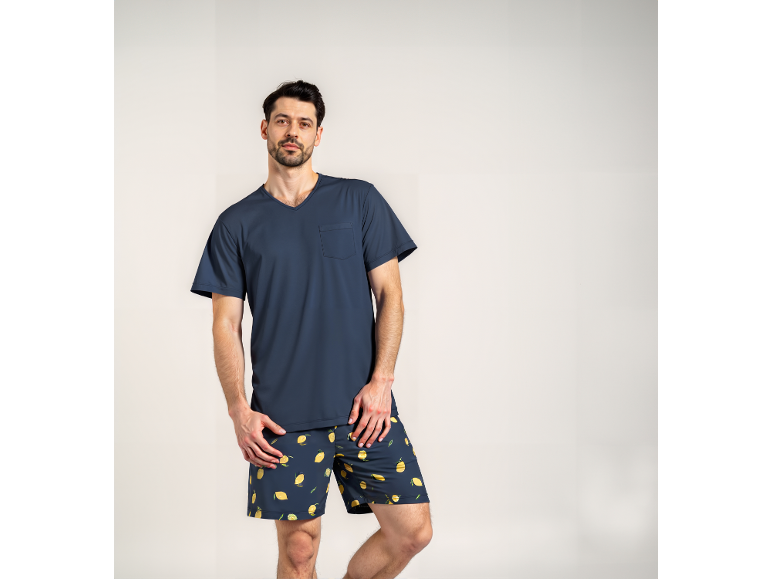 Men's short-sleeved and short-legged pajamas with a lemon pattern.
