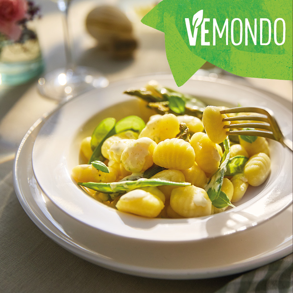 Vemondo gnocchi with asparagus and creamy sauce, with a fork lifting a piece.